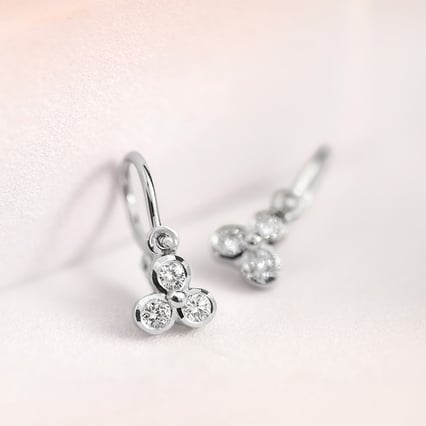 Goldene Ohrringe für Kinder mit Moissaniten Jasmine