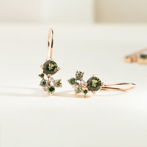 Cluster Ohrringe mit Moldaviten, Saphiren und Diamanten Gita
