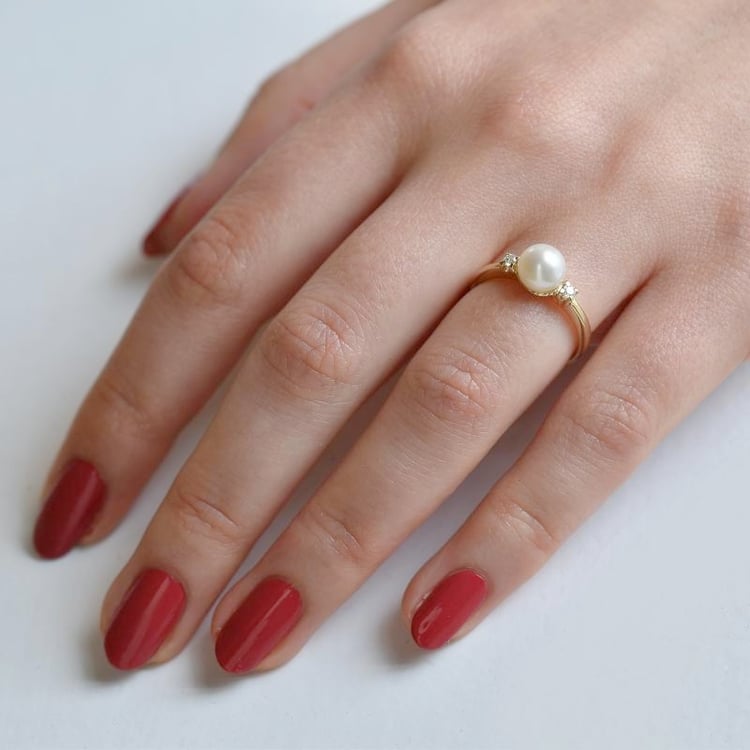 Hand mit Ring mit Perle und Diamanten 106868