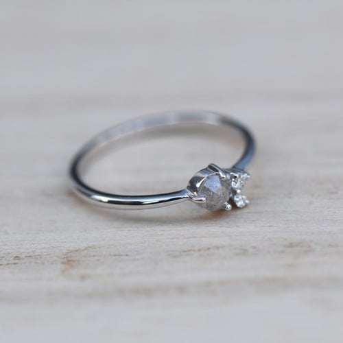 Goldring mit Salt'n'Pepper Diamant und Diamanten Marine