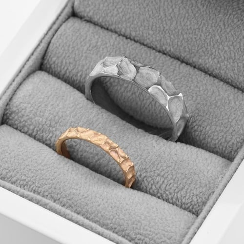 Eheringe aus Gold mit unregelmäßiger Struktur Elias