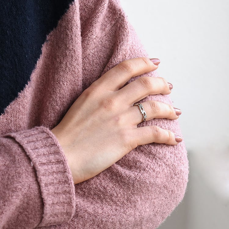 Zarter Ring in Blättchenform mit Diamanten Emery 79717