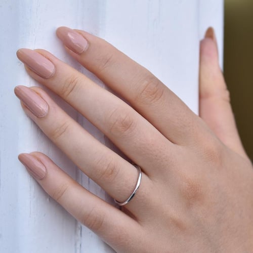 Zarte minimalistische Eheringe mit versteckten Diamanten Sanny