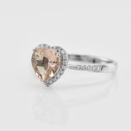 Goldring mit herzförmigem Morganit und Diamanten Rena