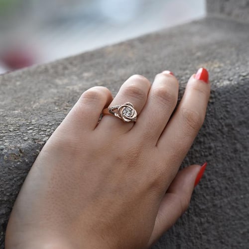 Verlobungsring in Form einer Rose mit Moissanit und Lab Grown Diamanten Xalor