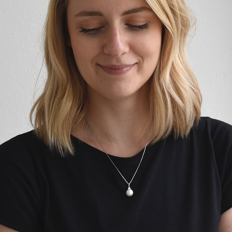 Perle Halskette auf dem Hals 67148