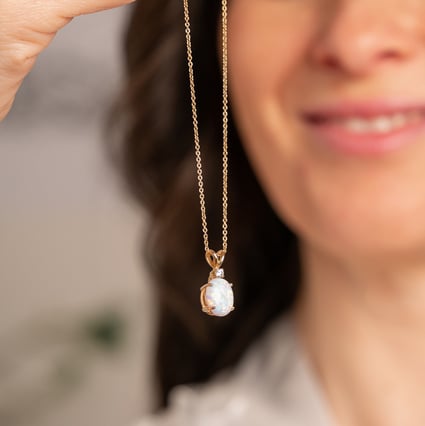 Goldener Anhänger mit ovalem Opal in Weiß und Diamant Rafiah