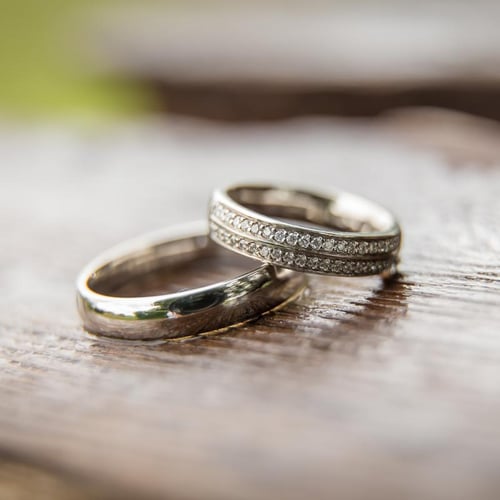Schlichte Eheringe aus Gold mit Diamanten Sydell