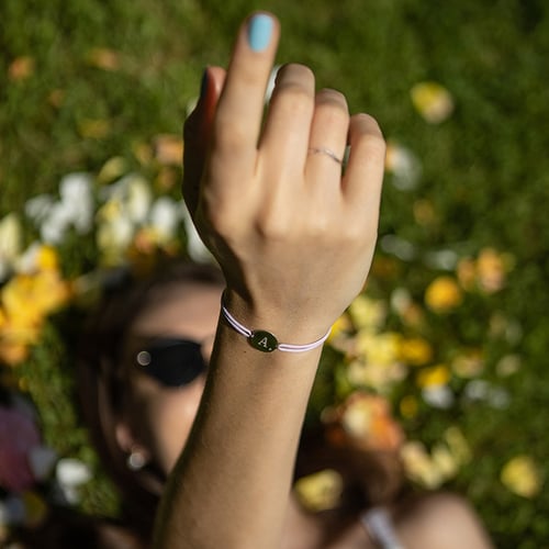 Armband mit einem Anhänger mit Diamanten und Gravur Frey