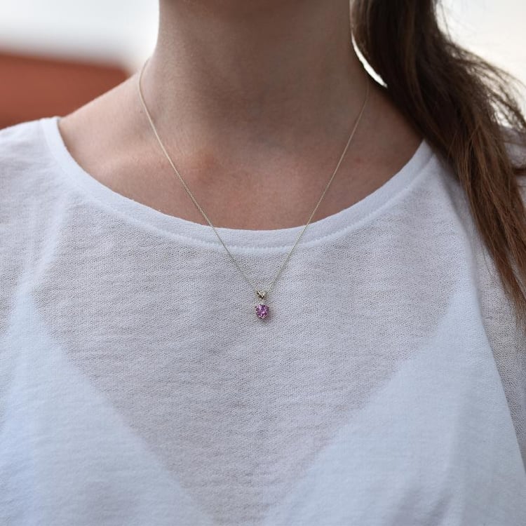 Halskette mit Saphir und Diamanten auf dem Hals 32616