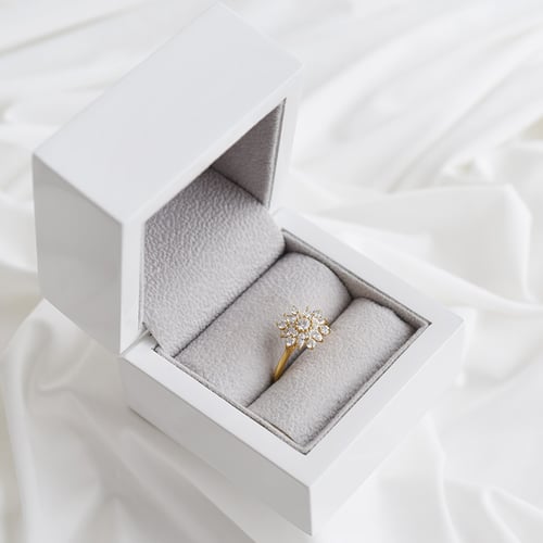 Ring mit Blume aus Diamanten Yuriy