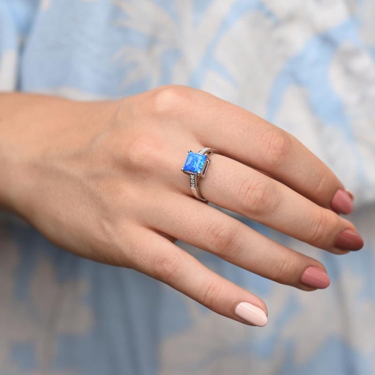 Ring mit Opal und Diamanten 32660