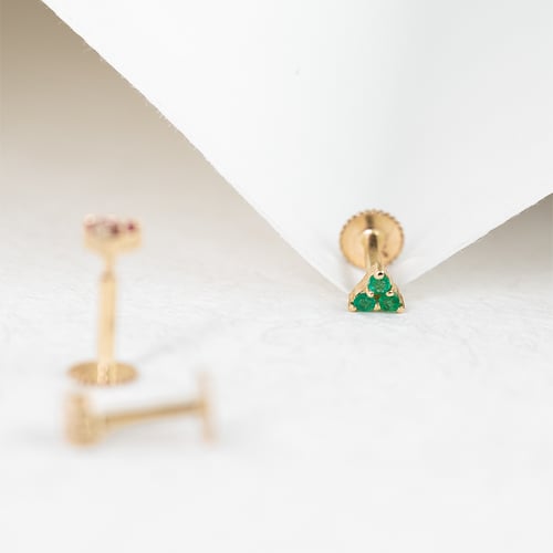 Goldener Piercing Ohrstecker mit Smaragden Masha