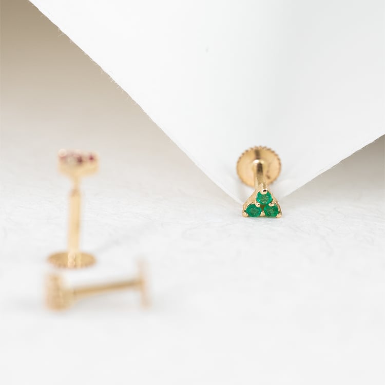 Goldener Piercing Ohrstecker mit Smaragden Masha 123127