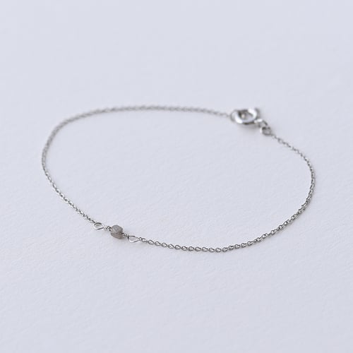 Goldenes Armband mit einem grauen Diamantwürfel Keegan