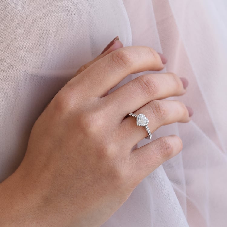 Finger mit Verlobungsring mit Herzschliff Diamanten 60920