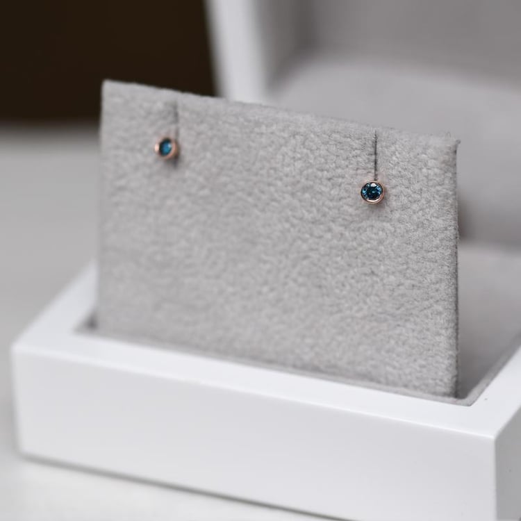 Silberne Ohrstecker mit blauen Diamanten in Bezelfassung Tofine 102946