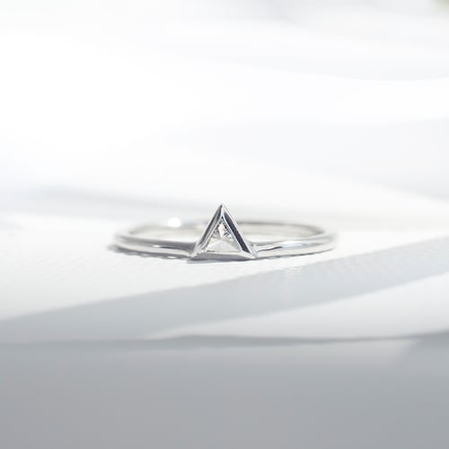 Ring mit einem Moissanit in Trillion-Form Daslis