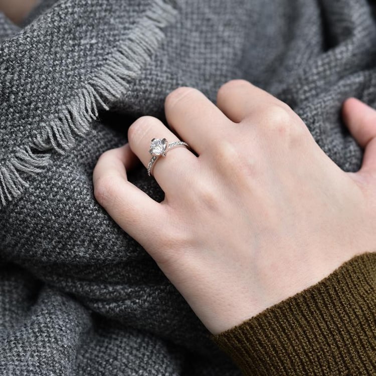 Diamant Verlobungsring auf dem Finger 18901