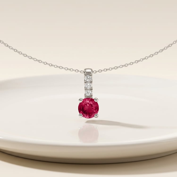 Romantischer silberner Anhänger mit Rubin und Lab Grown Diamanten Wui 170991