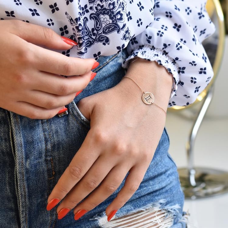 Goldarmband mit Zwillinge Sternzeichen Gravur auf dem Arm 31369