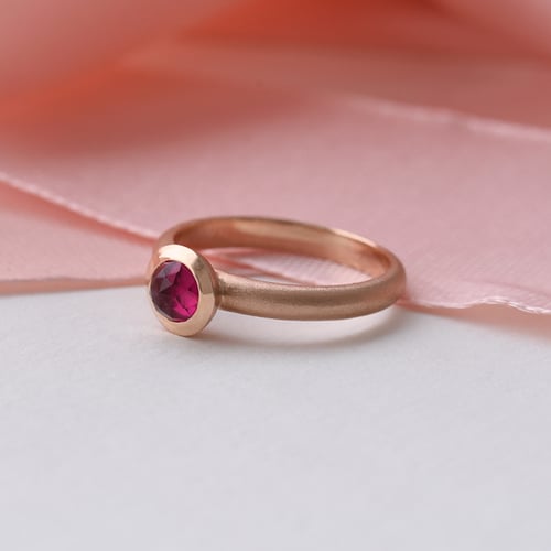 Goldener Ring mit Rose Cut Rubin Layla