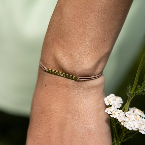 Armband mit einem Anhänger und Gravur Bar