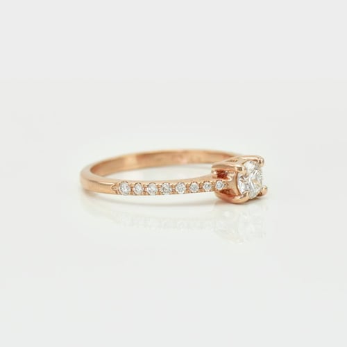 Goldener Verlobungsring mit Diamanten im Pave Stil Dalea