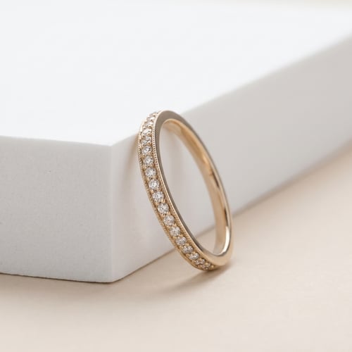 Eternity-Ring mit Lab Grown Diamanten aus Haselnussgold Minke