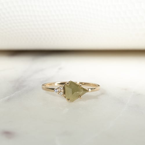 Ring mit fünfeckigem Salt and Pepper Diamant Emilija