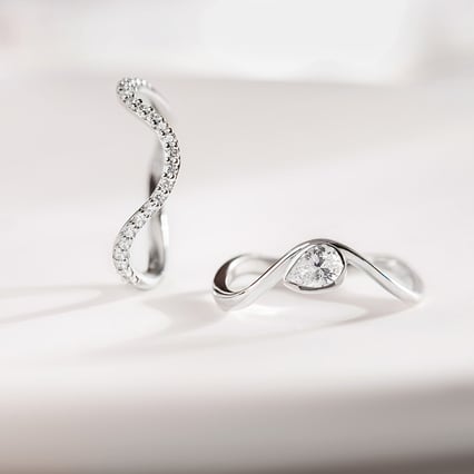 Atypischer Verlobungsring mit einem tropfenförmigen Lab Grown Diamanten Kylie