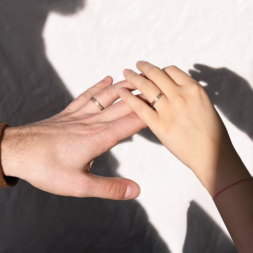 Eheringe mit von Hand gefertigter Rosengravur Danni