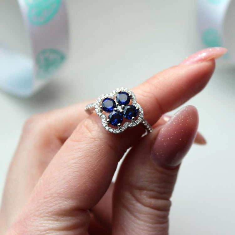 Ring mit Saphiren 19778