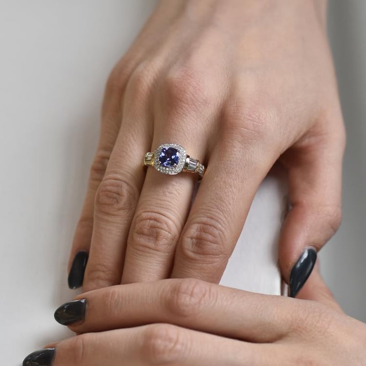 Königlicher Goldring mit Cushion Tansanit und Diamanten Glenna 6088