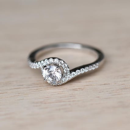 Eleganter Verlobungsring und voller Diamanten Elaine