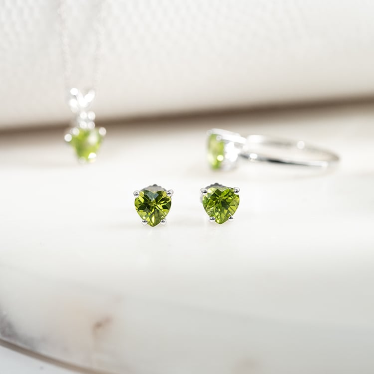 Goldene Ohrringe mit Olivinen in Herzform Kaciah 133314