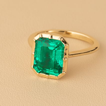 Goldener Ring mit Lab Grown Smaragd in Emerald Form Moly