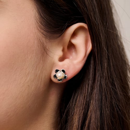 Zarte Ohrringe in Blumenform mit weißer Perle und Lab Grown Diamanten Abhishek