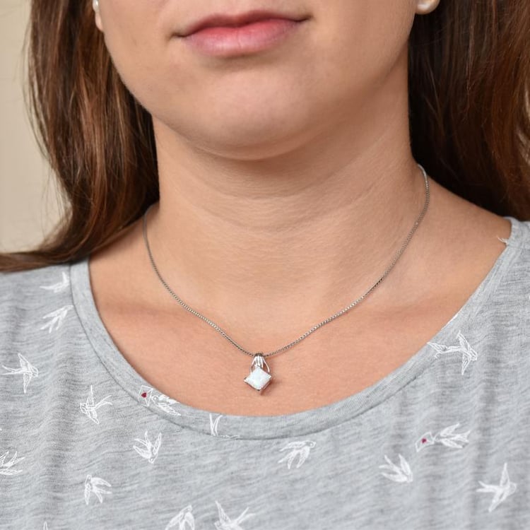 Weißer Opal auf dem Hals 18972