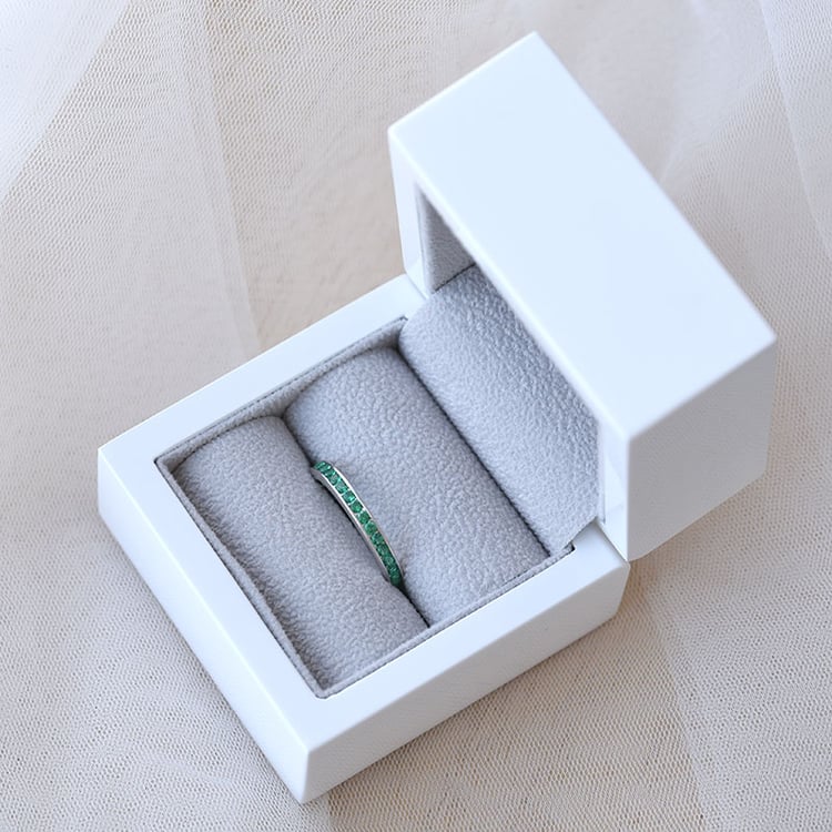 Ring aus Silber rundum mit Smaragden besetzt Urian 67766