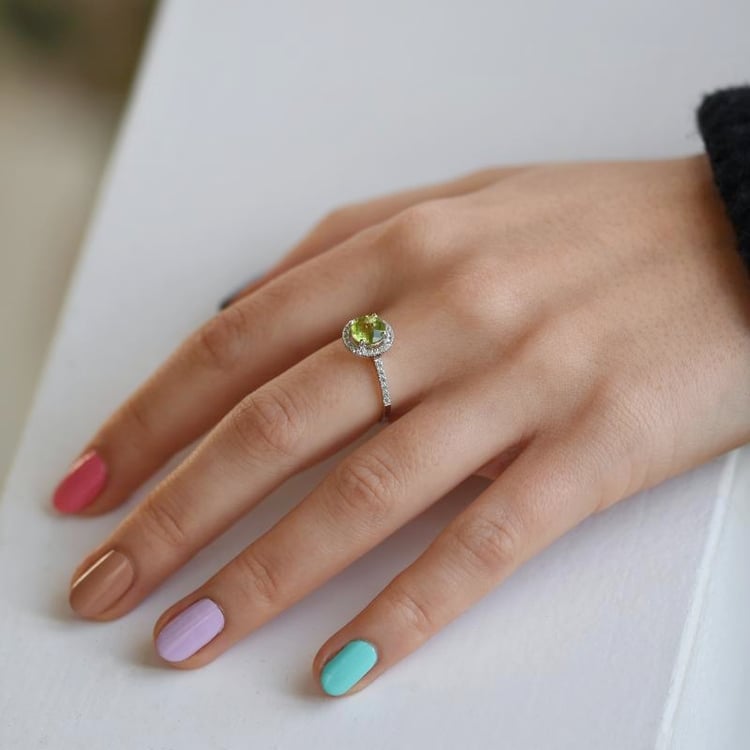 Goldring Olivin auf dem Finger 107834