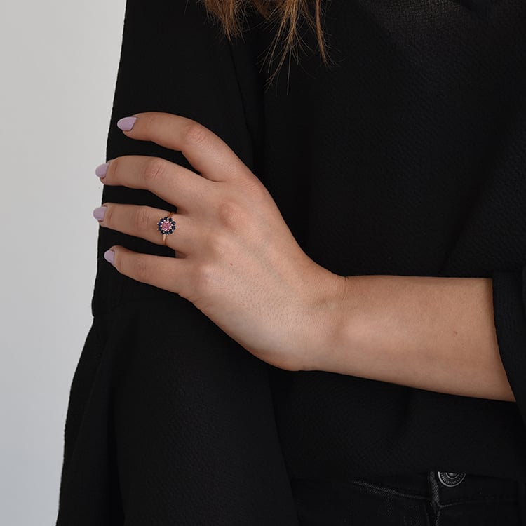 Ring mit Turmalin und Saphiren in Rosegold auf dem Hand 63041