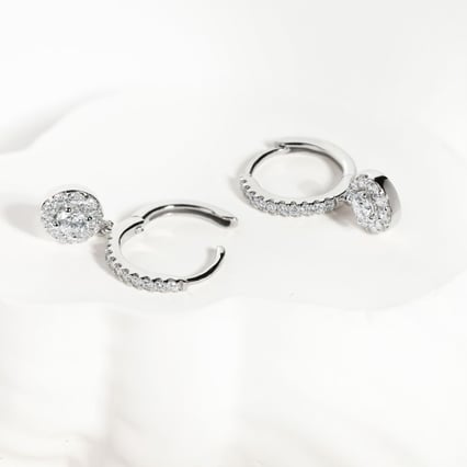 Silberne runde Ohrringe mit 0.13ct natürlichen Diamanten Madhu