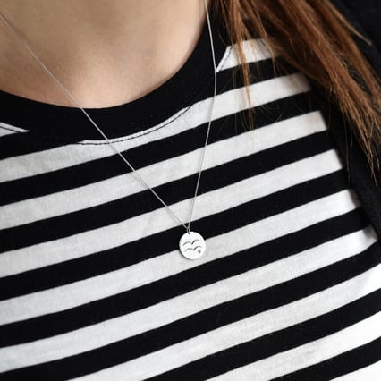 Silberner Anhänger mit Sternzeichen und Aquamarin Wassermann