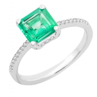 Ring mit einem Smaragd in Princess Form und Diamanten Kip