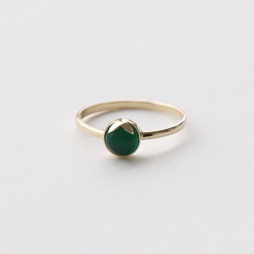 Goldring mit Cabochon-Onyx Yana