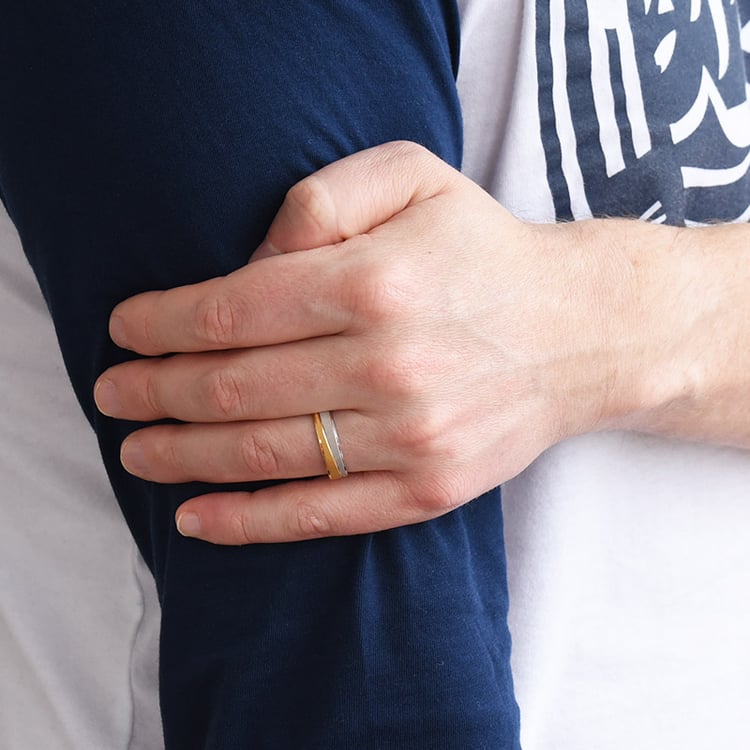 Eheringe aus Gold mit drei Diamanten Bianka 76985