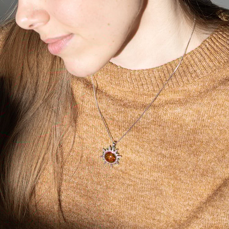 Silberner Anhänger in Form einer Sonne 150895