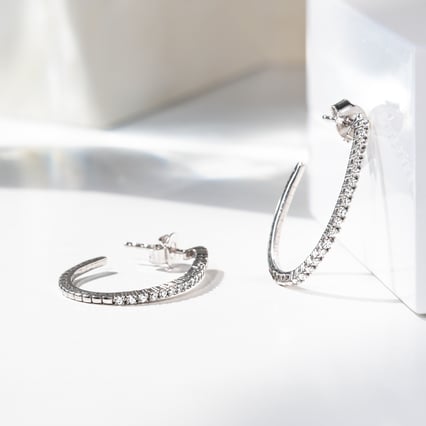 Goldene halbrunde Flexi Ohrringe mit Diamanten Dunst