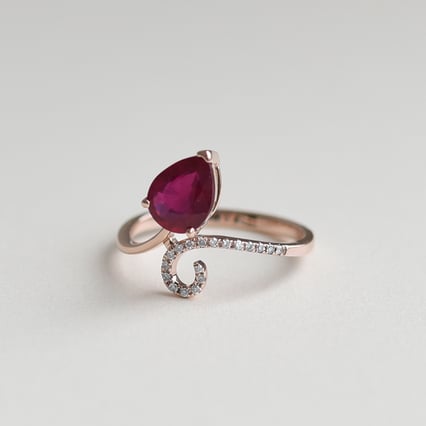 Originella Verlobungsring mit Rubin und Diamanten Cael